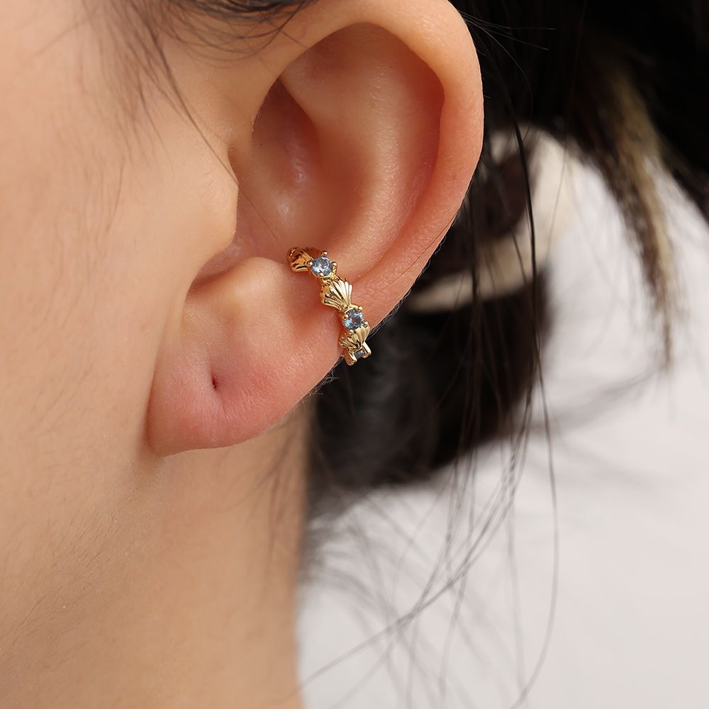 Viele Muscheln mit blauer Zirkonia Vergoldete Ear-Cuffs